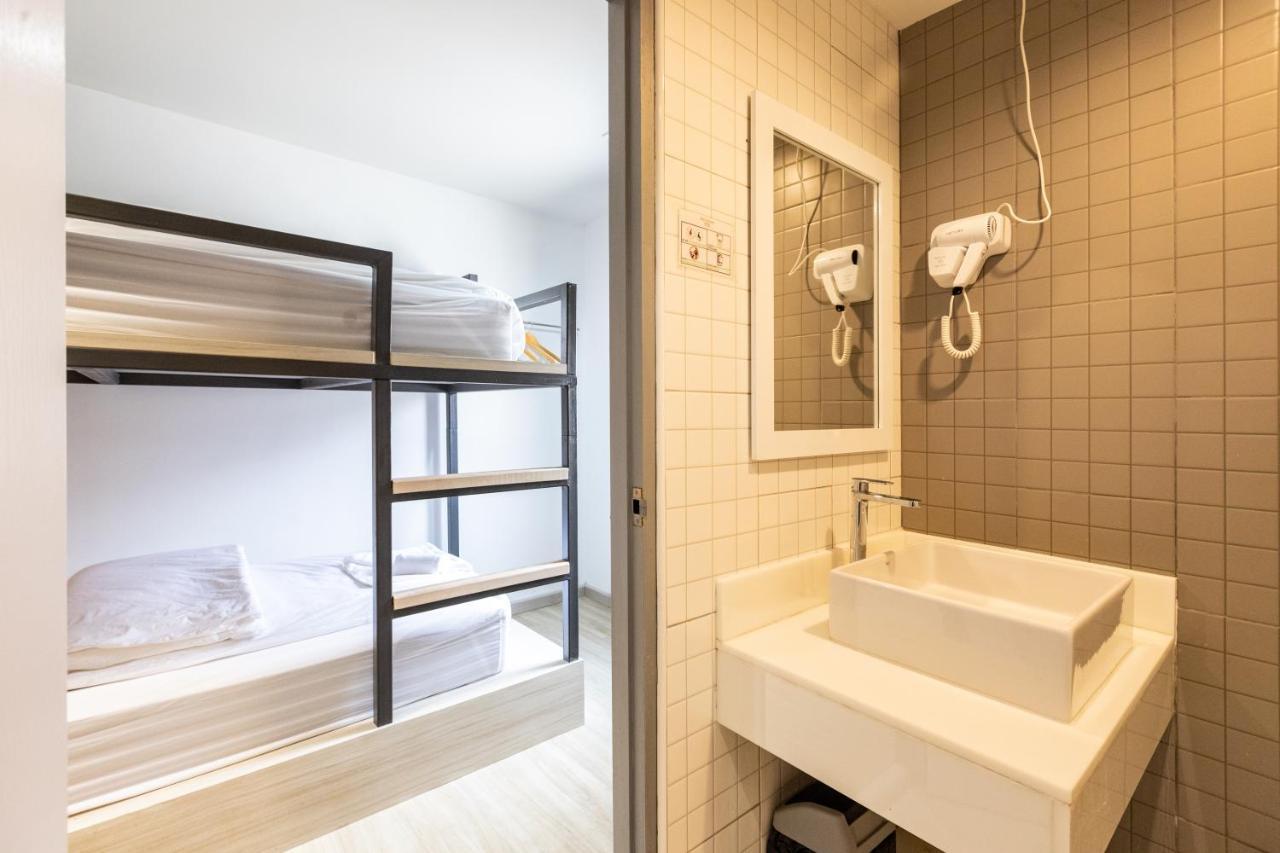 Baan Kun Mhor Hostel บ้านคุณหมอโฮสเทล Бангкок Екстер'єр фото